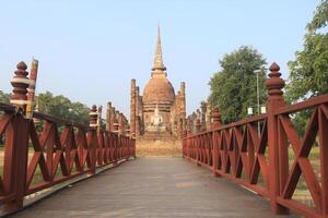 Buda estatua en frente de antiguo pagoda en sukhothai histórico parque foto