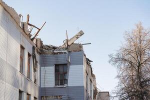 el permanece de un roto edificio, el demolición de un construcción sitio, el destrucción de el antiguo ciudad. allí es No techo de el casa. foto