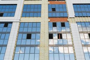 ventanas en el fachada de el casa, aluminio marcos caja con doble acristalamiento ventanas, aislamiento de el edificio, mineral lana, abierto ventana, vaso casa. foto