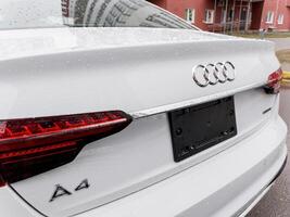 minsk, bielorrusia, marzo 4, 2024 - blanco audi a4 lujo coche. foto