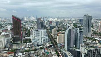 bts Skytrain und Wolkenkratzer im Innenstadt Bangkok, Thailand video