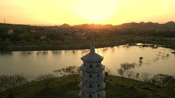 antenne visie van oude pagode Bij zonsondergang in ninh binh, Vietnam video