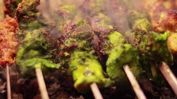 Nahansicht Schuss von Kebabs Sein bereit beim ein Restaurant, saftig suche Kebab auf Spieße video