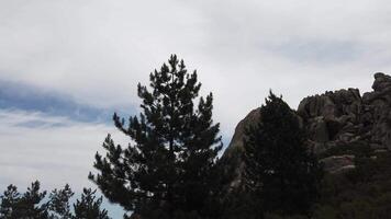 un ver de el alto gallura montañas en Cerdeña durante un Ventoso y nublado día. video