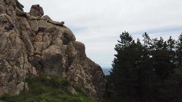 een visie van de hoog gallura bergen in Sardinië gedurende een winderig en bewolkt dag. video