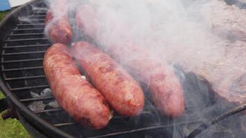 Schweinefleisch Würste Schweiß Fett und wann im Kontakt mit das Glut Sie sich entwickeln ein Menge von Rauch video