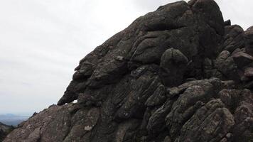 un ver de el alto gallura montañas en Cerdeña durante un Ventoso y nublado día. video