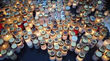 velas para el conmemoración de el muerto en un otoño día. video