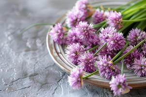 ai generado púrpura elegancia macro disparos de cebollín flores foto