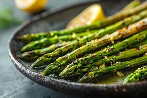 ai generado A la parrilla espárragos con limón ánimo foto