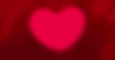 gloeiend rood hart animatie Aan rood achtergrond voor Valentijnsdag dag en bruiloft concept video