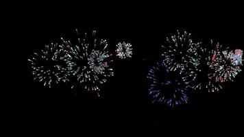 feux d'artifice coloré animation vidéo. feu d'artifice fête coloré sur noir filtrer. 4k résolution video