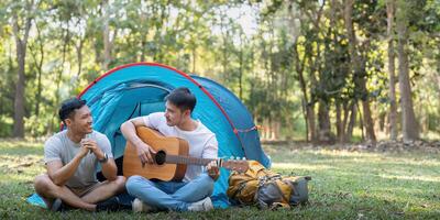 masculino gay Pareja asiático de viaje con tienda cámping al aire libre y varios aventuras estilo de vida excursionismo activo verano vacaciones foto