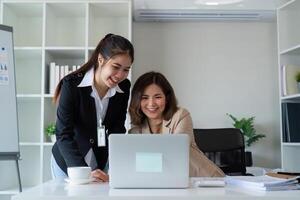 joven negocio mujer discutir consultar con mayor líder ejecutivo colega en oficina. enseñando y entrenamiento aprendiz foto