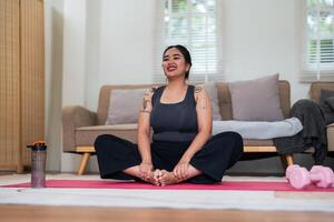 asiático exceso de peso mujer haciendo extensión ejercicio a hogar en aptitud física, extensión formación rutina de ejercicio en yoga estera a hogar para bueno salud y cuerpo forma foto