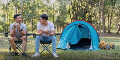 masculino gay Pareja asiático de viaje con tienda cámping al aire libre y varios aventuras estilo de vida excursionismo activo verano vacaciones foto