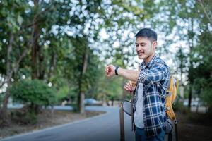 hombre asiático de viaje con tienda cámping en montaña parte superior al aire libre aventuras estilo de vida excursionismo activo verano vacaciones foto