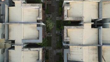 aéreo perspectiva residencial habitação telhados a partir de acima, estradas conectando comunidades video