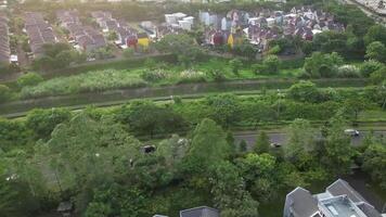 hyperlaps antenn perspektiv bostads- hus tak från ovan, vägar ansluter samhällen video