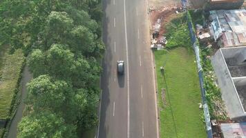 capturar movimiento aéreo imágenes de negro coche de viaje a lo largo la carretera video