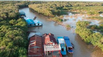 Kambodscha still Schönheit Antenne Aufnahmen von siem ernten Kampong phluk schwebend Dorf und Fluss video