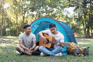 contento asiático masculino gay Pareja en cámping juntos en un bosque. romántico vocación viaje. lgbt concepto foto