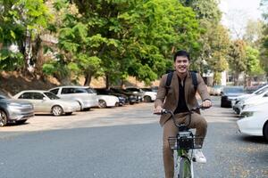 el empresario eco simpático transporte, ciclismo mediante el ciudad avenidas a Vamos a trabajar. sostenible estilo de vida concepto foto