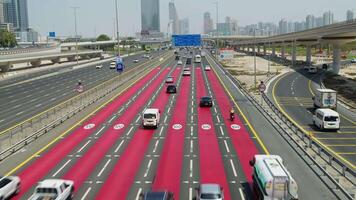 Dubái, Emiratos Árabes Unidos 09.10.2023. tráfico fluye en moderno 6 carriles autopista video