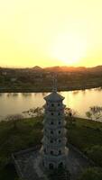 aérien vue de ancien pagode à le coucher du soleil dans neuf binh, vietnam video