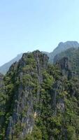 en hisnande se av en tropisk berg topp på soluppgång i vang vieng, laos. video