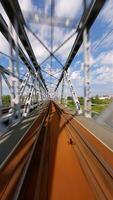 el ferrocarril puente en verano. video