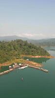 flottant bungalows sur mâcher Lan Lac dans Khao bien, Thaïlande video