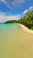 filmische fpv dar vlucht over- wit zanderig tropisch strand in Thailand. video