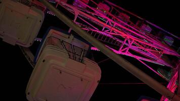 schließen oben Spinnen Ferris Rad beim Nacht Neon- Erleuchtung video