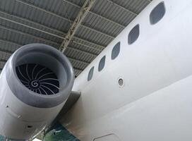 un avión en el hangar foto