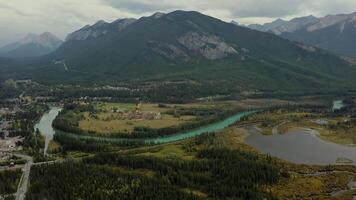 Antenne Aussicht von das Bogen Fluss und Zinnober Seen in der Nähe von Banff. video