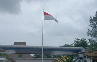 el indonesio nacional bandera revoloteando foto