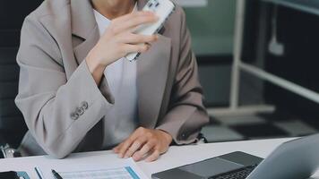 réunion du directeur financier discutant des statistiques financières sur le succès du projet de croissance de l'entreprise, investisseur professionnel travaillant sur un projet de démarrage pour un plan stratégique avec document, ordinateur portable et tablette numérique. video