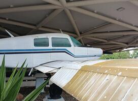 un avión en el hangar foto