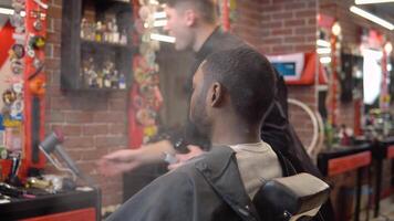 impressionnant spectaculaire coup de lotion pulvérisation pendant Pour des hommes la Coupe de cheveux video