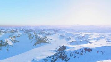 un majestuoso cubierto de nieve montaña rango debajo un claro azul cielo video