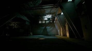 een vaag lit gang met trap leidend omhoog naar het in een donker beton interieur video