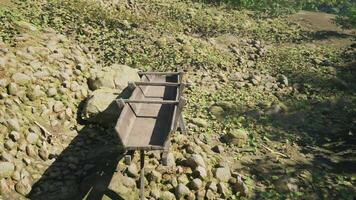primitivo agua suministro sistema desde de madera canalones video