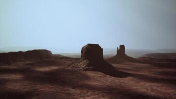 ein atemberaubend Felsen Formation im das Herz von das Wüste gefangen von über video