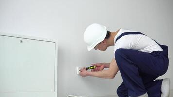 Electrician keeps installing the socket video