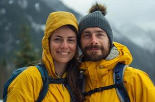 ai generado mujer en amarillo chaqueta poses con hombre al aire libre, emocional Beso imagen foto