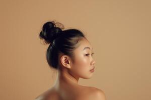 ai generado retrato de un joven asiático mujer con atado pelo en su cabeza y desnudo espalda en un beige antecedentes foto