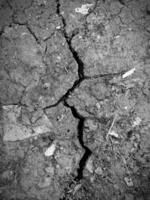 un foto de agrietado suelo en el seco temporada para el antecedentes