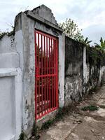 el rojo puerta Realmente conecta dos dimensiones foto