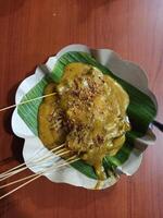 padang satay con especias salsa en un plátano hoja plato foto